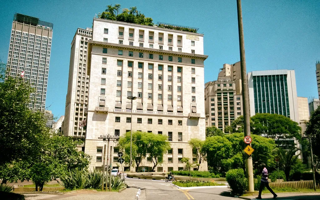 Edificio institucional en proceso de rehabilitación