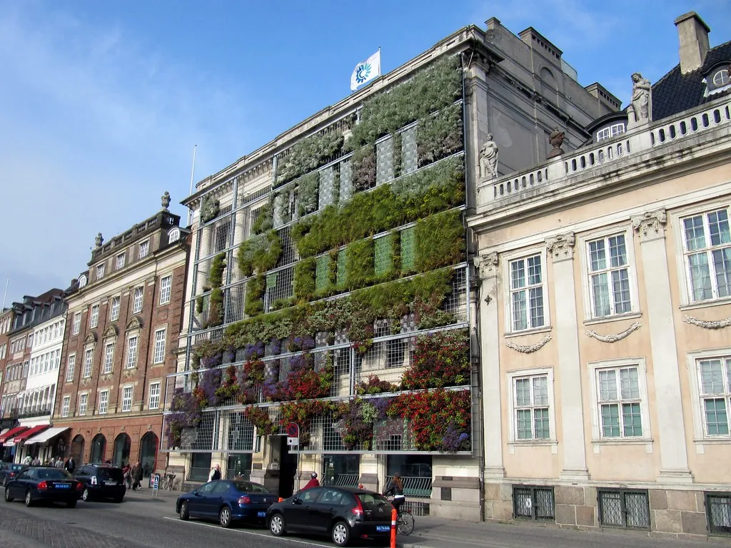Fachada vegetal en edificio sostenible de gran altura